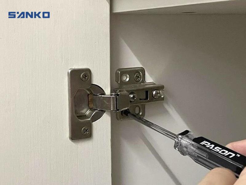 Cách Khắc Phục Bản Lề Tủ Bếp Bị Kêu Đơn Giản Tại Nhà