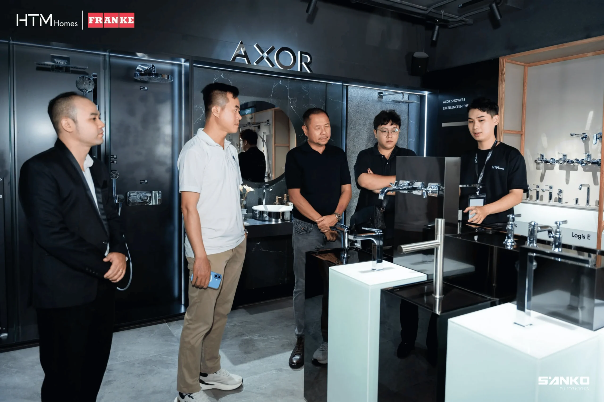 Khách hàng trải nghiệm các thiết bị tại sự kiện