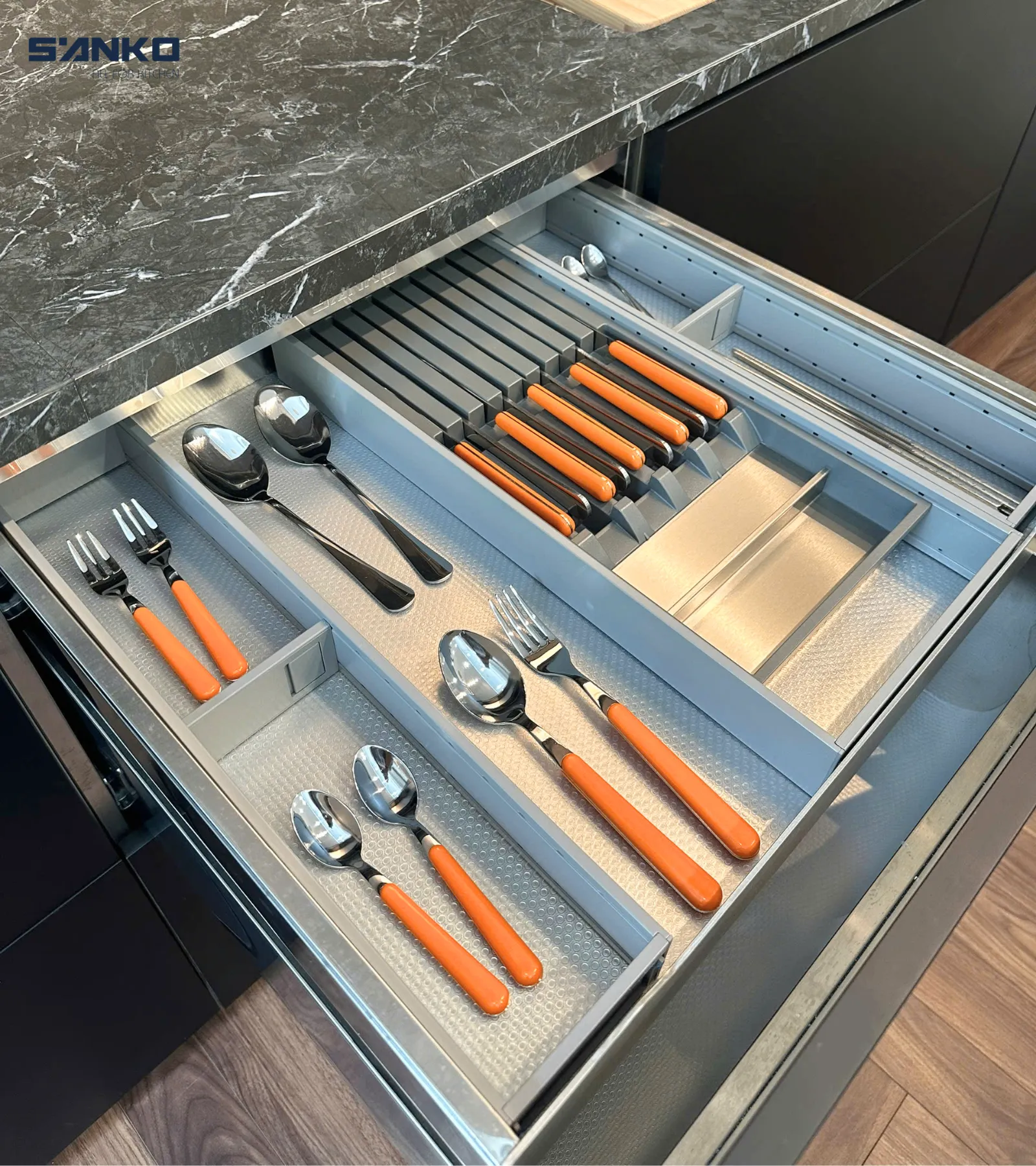 Tủ bếp inox hệ module Sanko kết hợp phụ kiện làm bếp Blum